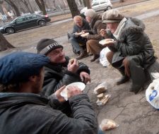 Бездомные кушают