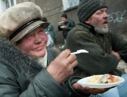 Бездомные кушают
