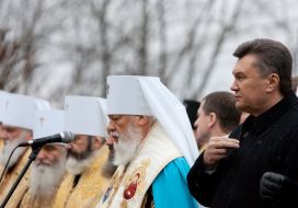 Виктор Янукович во время Благодарственного молебна