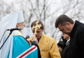 Виктор Янукович во время Благодарственного молебна