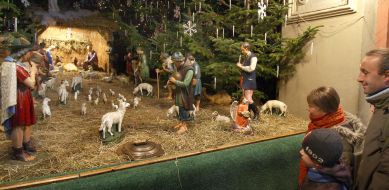 A man with children consider Christmas shopka