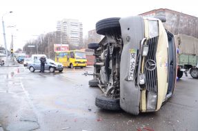 Перевернутый автомобиль скорой помощи