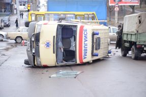Перевернутый автомобиль скорой помощи