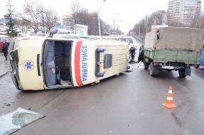 Перевернутый автомобиль скорой помощи