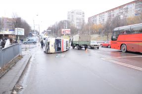 Перевернутый автомобиль скорой помощи