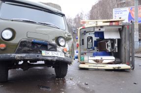 Перевернутый автомобиль скорой помощи