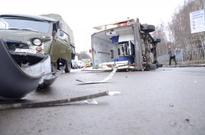 Перевернутый автомобиль скорой помощи