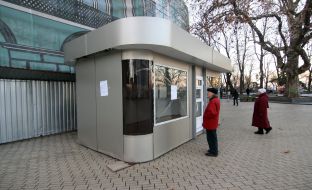 Торговый павильон перед зданием Одесского горсовета