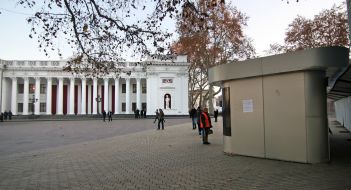 Торговый павильон перед зданием Одесского горсовета