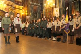 Scouts pass Bethlehem Light