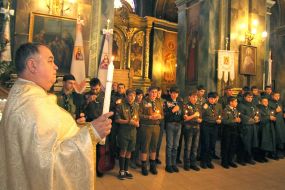 Scouts pass Bethlehem Light