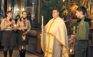 Scouts pass Bethlehem Light