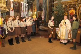Scouts pass Bethlehem Light