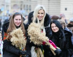 The girls hold a Christmas Didukh