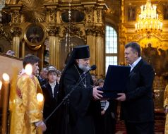 Yanukovich passes in the gift of Pochaev Lavra objects for Holy Communion