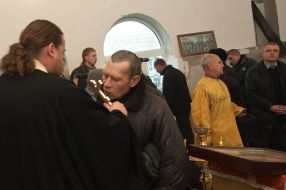 Осужденный целует крест