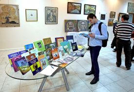 Посетители выставки «Человек на все времена»