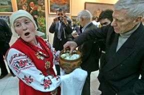 Валентина Вивчаренко угощает варениками посетителей выставки