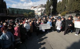 The protest in connection with the liquidation Alupkinsky hospital