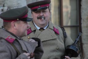Участники военно-исторической реконструкции боя