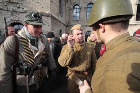 Участники военно-исторической реконструкции боя
