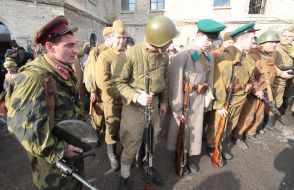 Участники военно-исторической реконструкции боя