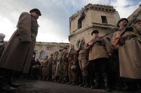 Участники военно-исторической реконструкции боя
