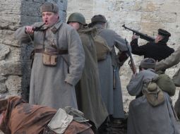 Участники военно-исторической реконструкции боя