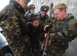 Участники военно-исторической реконструкции боя