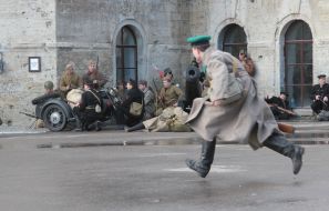 Участники военно-исторической реконструкции боя
