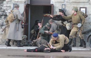 Участники военно-исторической реконструкции боя