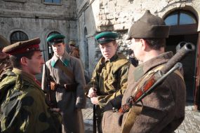 Участники военно-исторической реконструкции боя