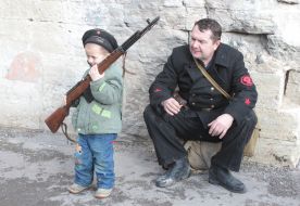 Участники военно-исторической реконструкции боя