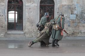 Участники военно-исторической реконструкции боя