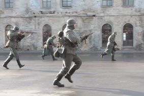 Участники военно-исторической реконструкции боя