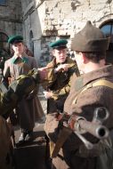 Участники военно-исторической реконструкции боя