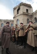 Участники военно-исторической реконструкции боя