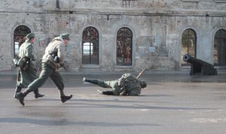 Участники военно-исторической реконструкции боя