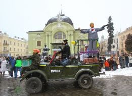 Участница парада Маланок в маске Тимошенко 