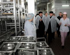 Vasiliy Yaduha and Nikolay Azarov in the production of butter and cheese