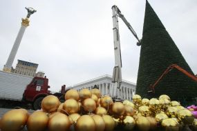 Рабочие демонтируют главную елку Украины