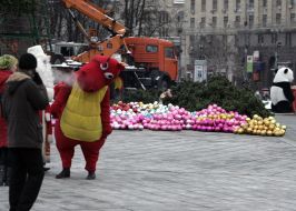 Рабочие демонтируют главную елку Украины