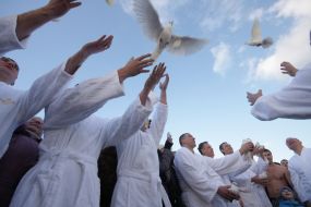 Верующие пускают в небо белых голубей