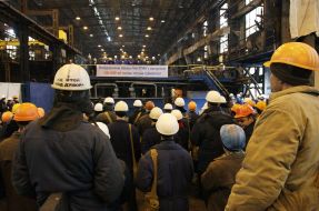 Mass meeting on occasion of issue of anniversary ton of spongy titanium