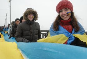 The action "Connect bank of the Dnieper 'human chain!"