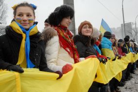 The action "Connect bank of the Dnieper 'human chain!"