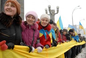 The action "Connect bank of the Dnieper 'human chain!"