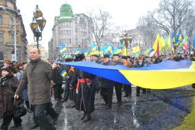 Учасники ходи несуть прапор України