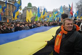 Учасники ходи несуть прапор України