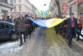 Учасники ходи несуть прапор України